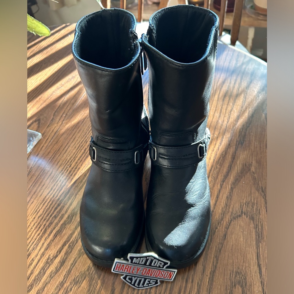 Harley Davidson boots size 8, and limited edition belt buckle